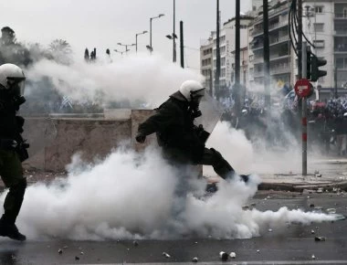 Αμετανόητη η ΕΛ.ΑΣ: Έβγαλε ανακοίνωση με την οποία δικαιολογεί την ρίψη χημικών σε γυναίκες και παιδιά